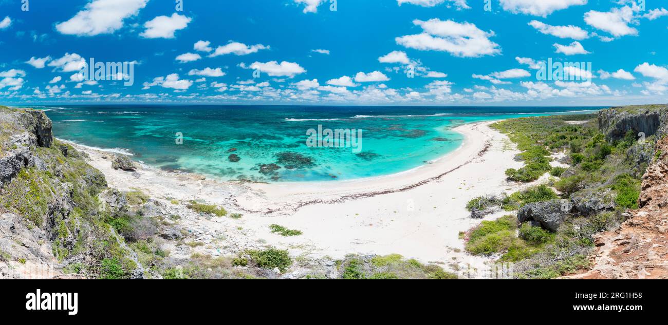 Panoramablick auf den Sandstrand und das Karibische Meer, zwei Fuß Bucht, Barbuda Stockfoto