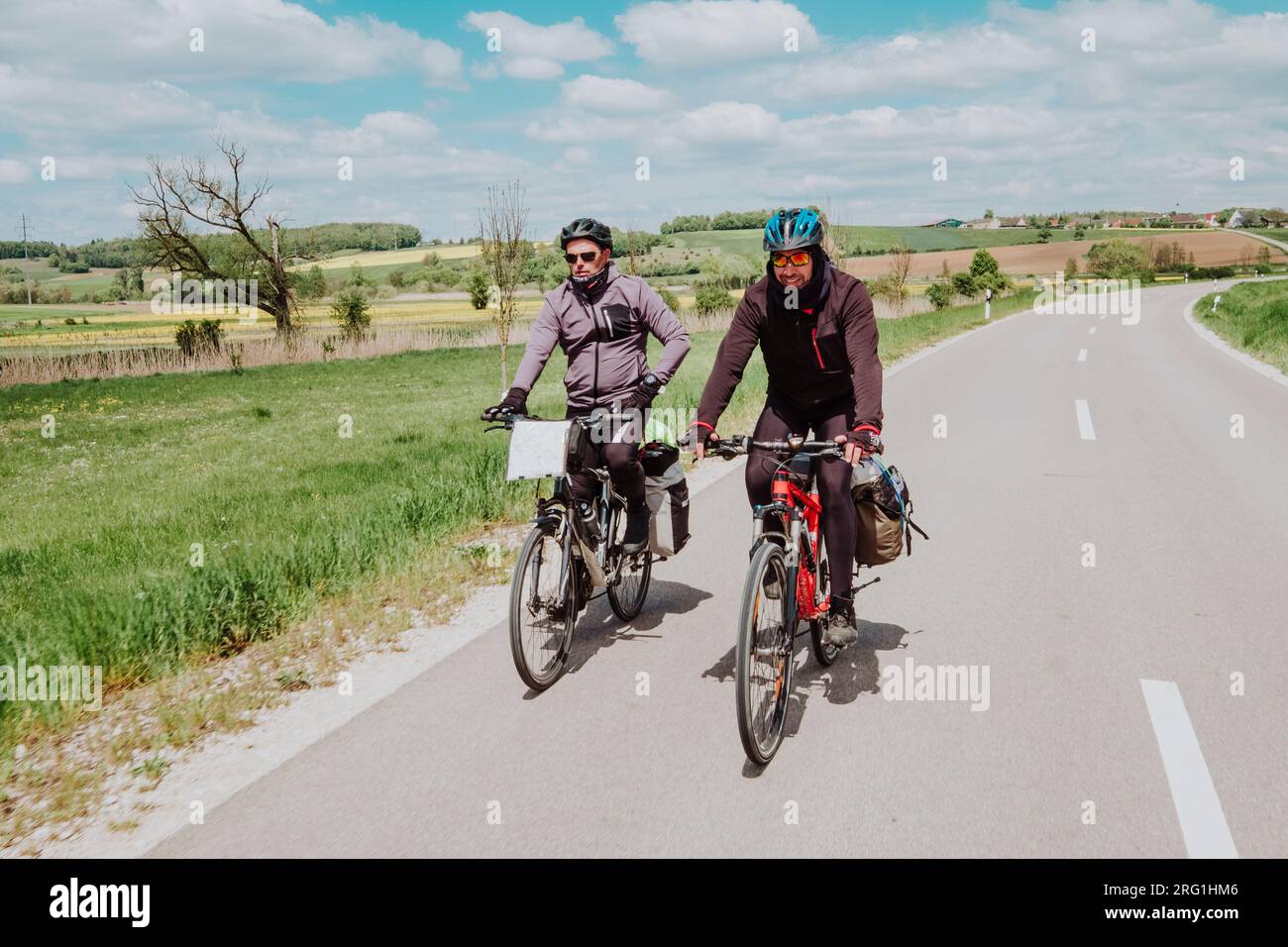 Zwei Radfahrer auf dem Weg mit seinen Fahrrädern Stockfoto