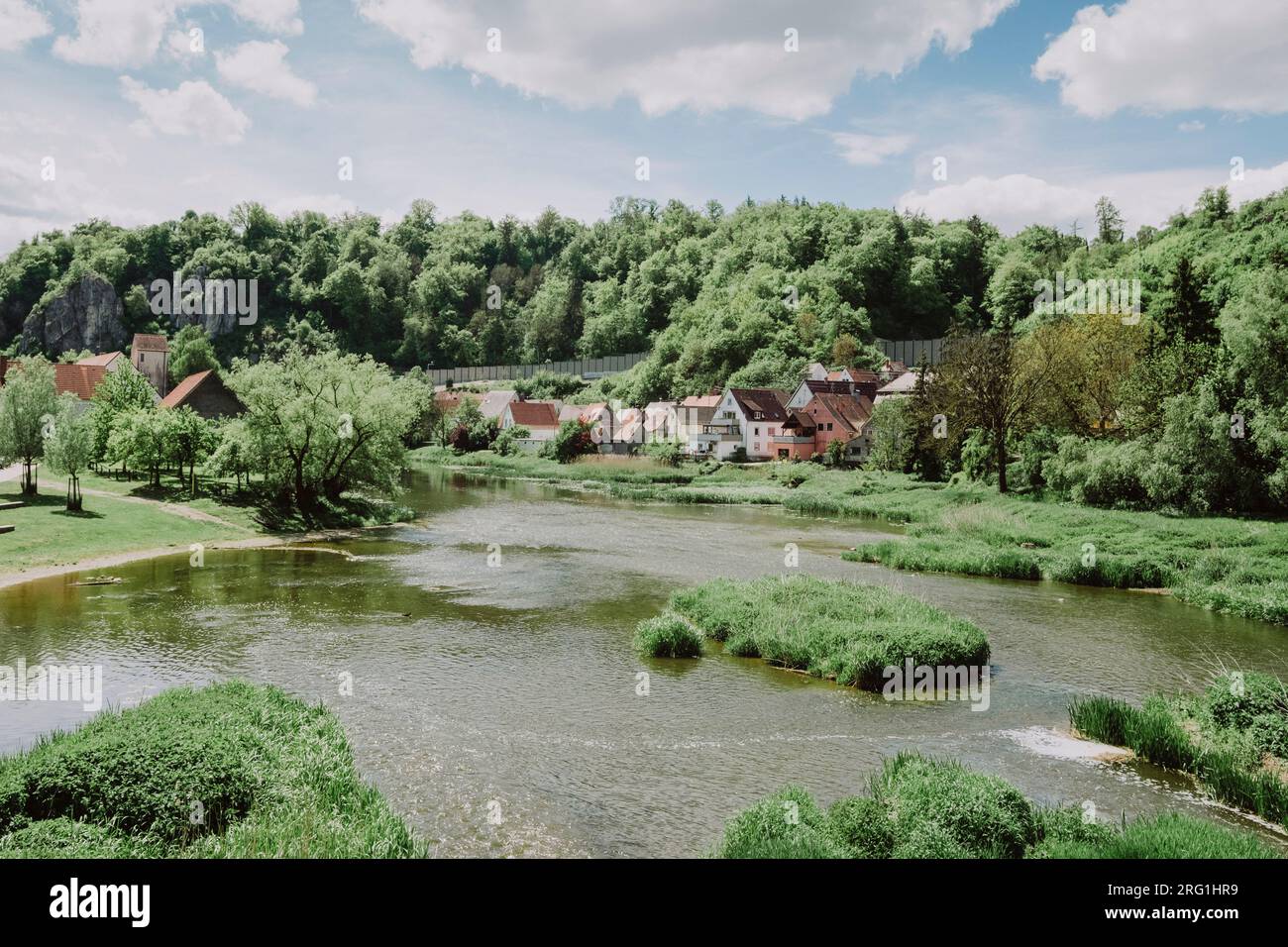 Landschaft einer mittelalterlichen Stadt mit Fluss in Harburg Stockfoto