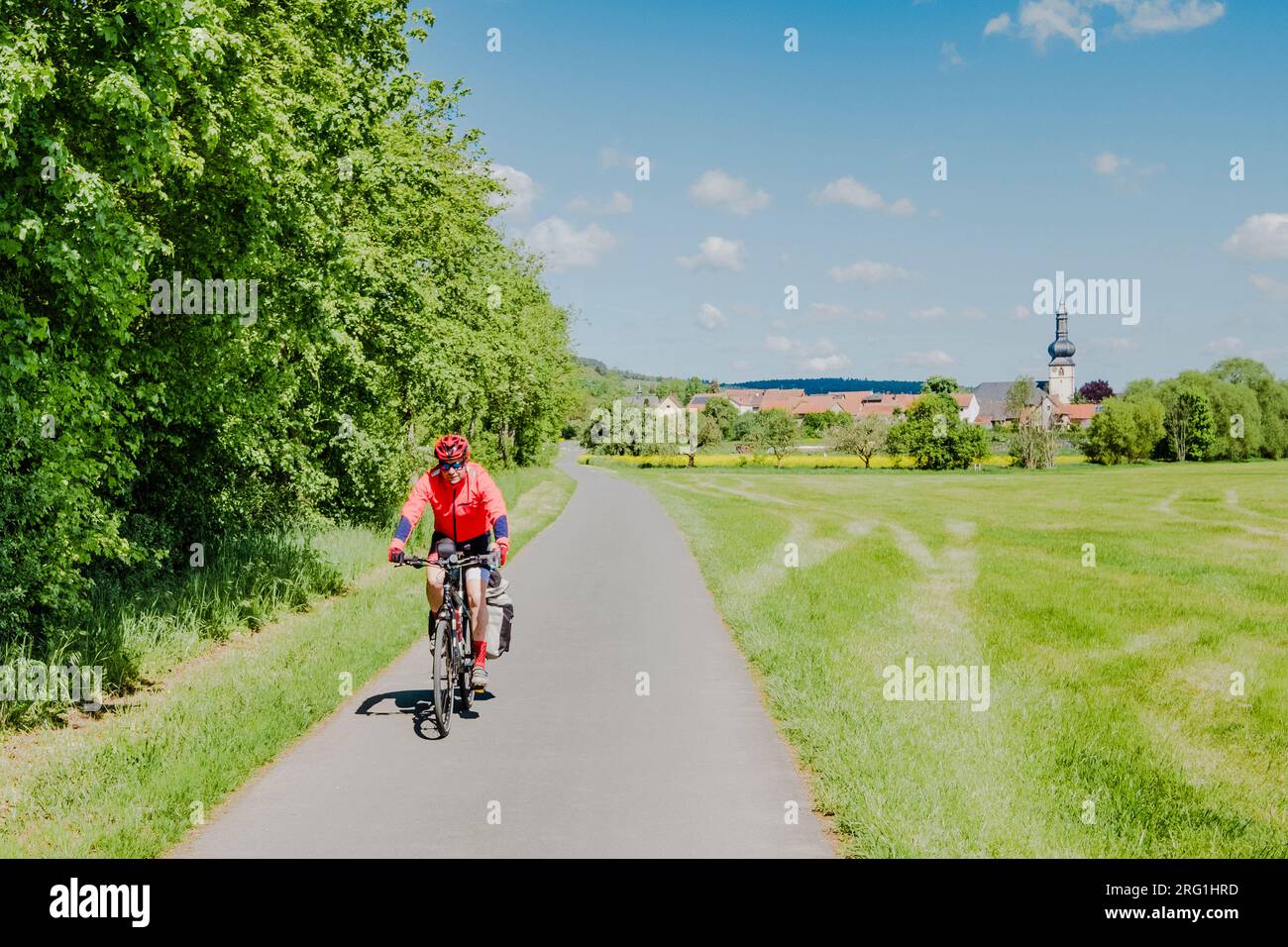 Ein Radfahrer in einer Zicle-Linie in Deutschland Stockfoto