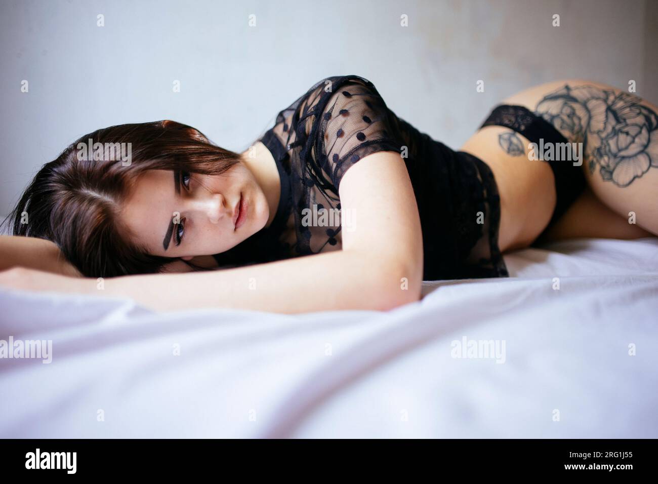 Die Frau liegt auf dem Bett Stockfoto