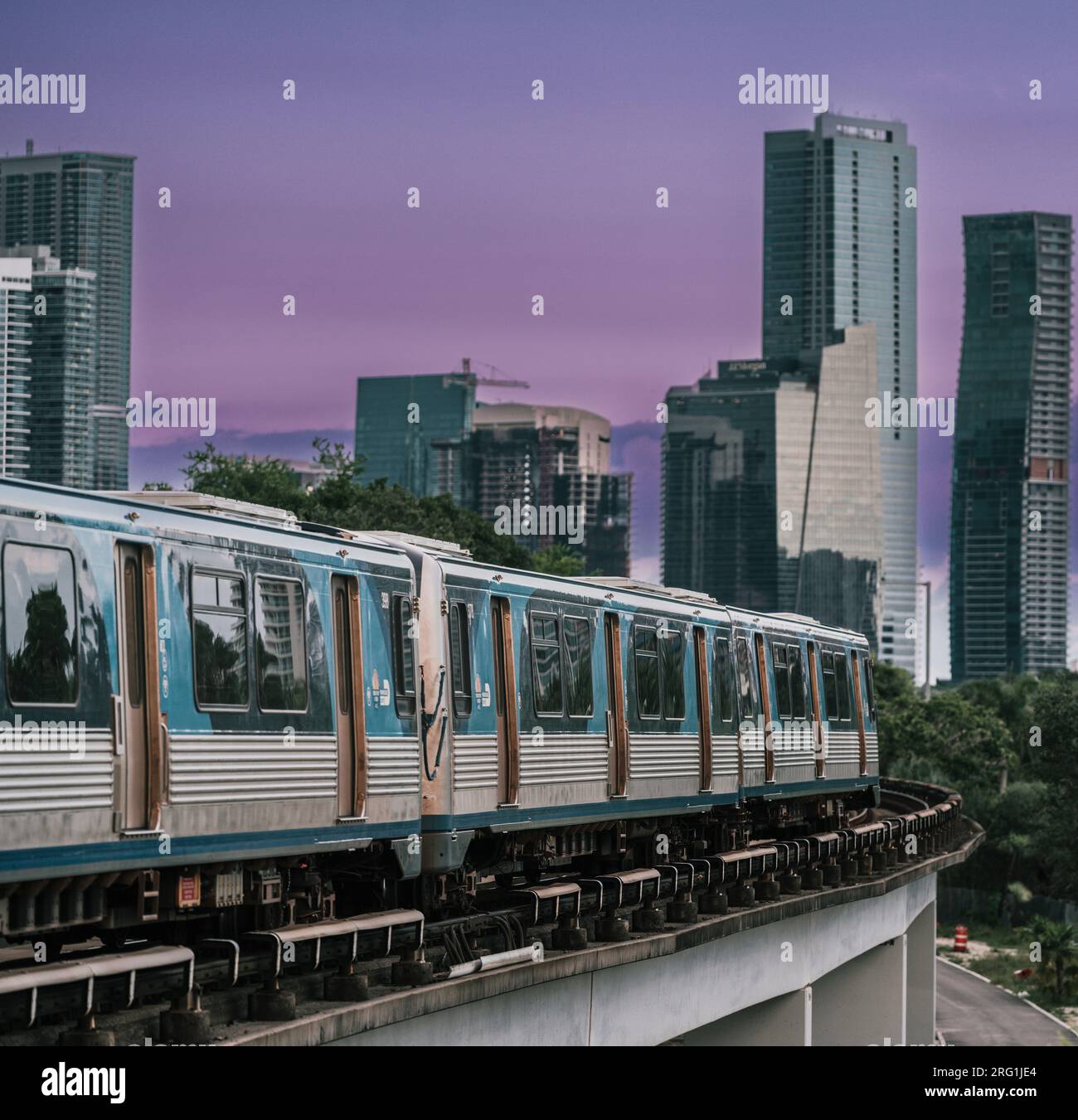 Trainieren Sie in der Skyline von Brickell Miami Stockfoto