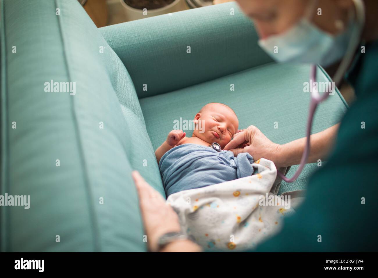 Hebamme, Arzt überprüft den Herzschlag des Neugeborenen, Vitalfunktionen Stockfoto