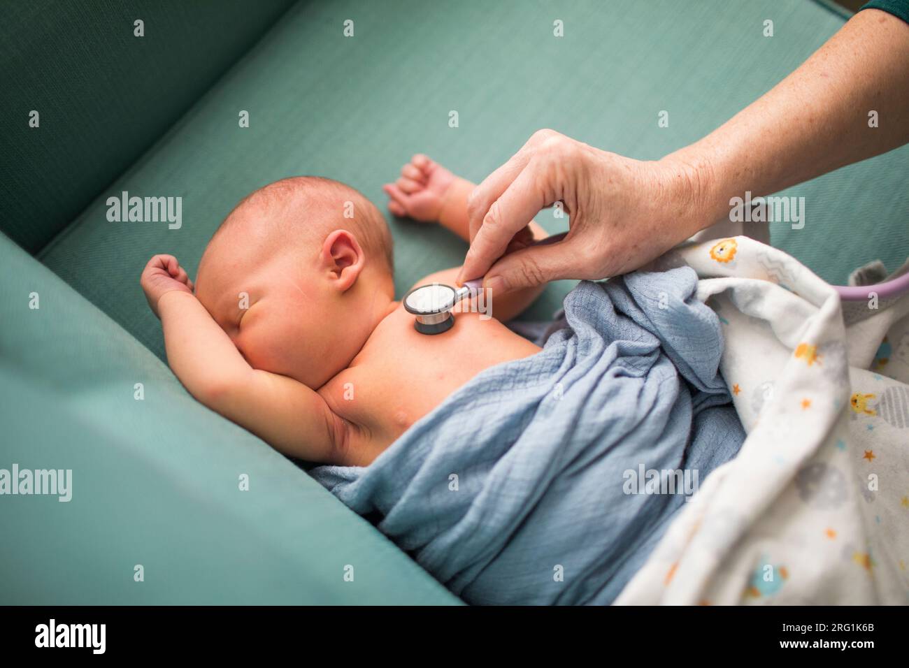 Nahaufnahme des Arztes, der den Herzschlag des Neugeborenen prüft Stockfoto