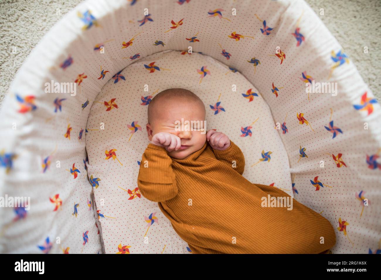 Blick aus dem Blickwinkel auf das matschige Baby in einem Babybett Stockfoto