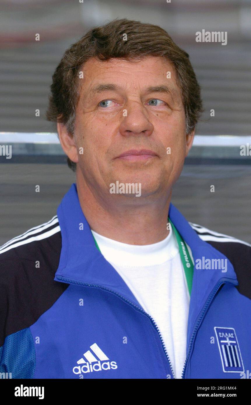 Leipzig, Deutschland. 16. Juni 2005. ARCHIVFOTO: Otto REHHAGEL wird am 9. August 2023 85, Brasilien-Griechenland 3-0 Otto REHHAGEL, Coach Griechenland, Porträt. FIFA Confederations Cup 2005, Fußball, 16.06.2005 ?SVEN SIMON, Princess-Luise-Str.41#45479 Muelheim/Ruhr#Tel.0208/9413250#Fax 0208/9413260#Account 1428150 C ommerzbank E ssen BLZ 36040039#www.S venSimon .net#e-Mail:SvenSimon@t-online.de. Kredit: dpa/Alamy Live News Stockfoto