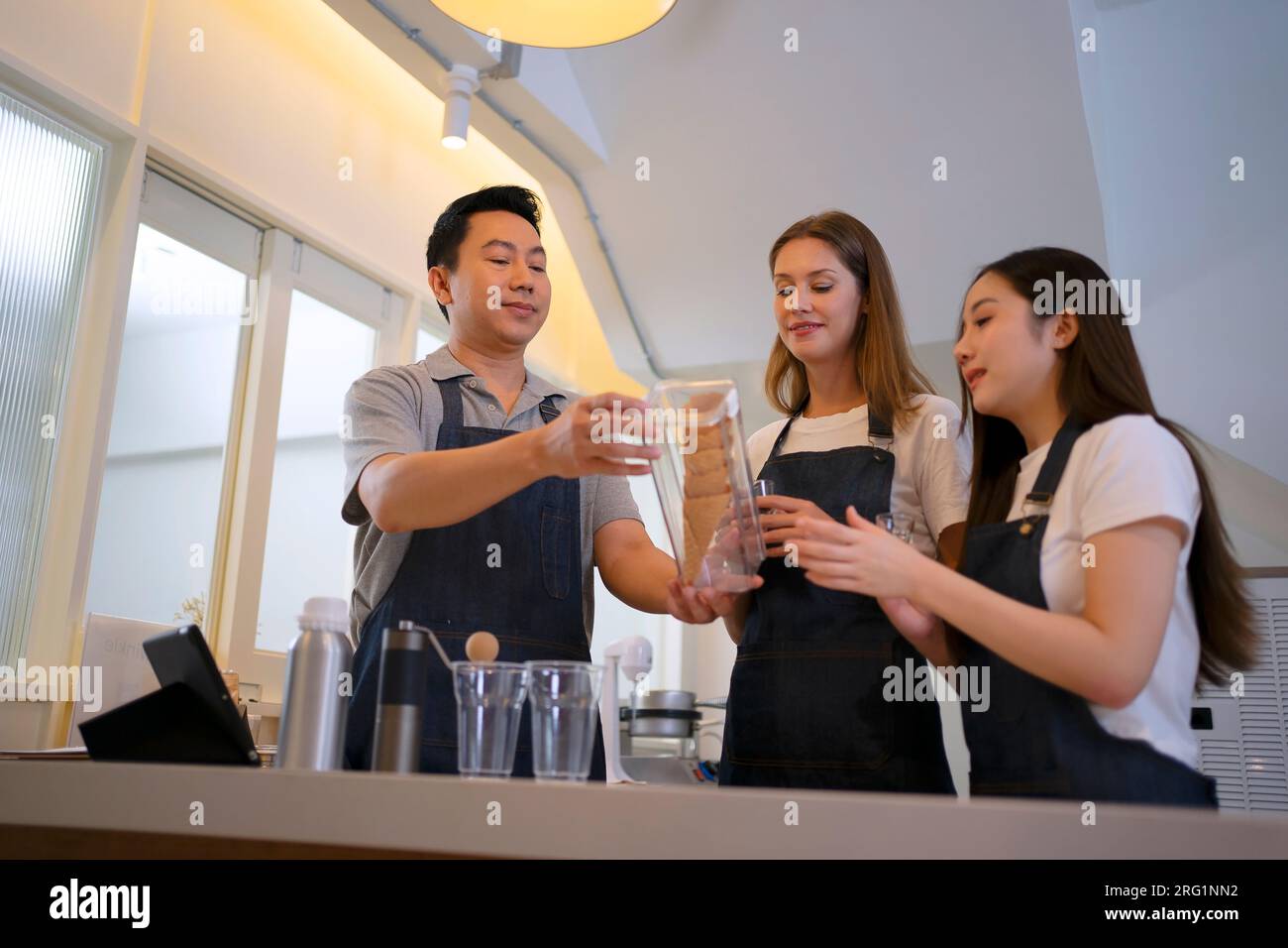 Unternehmer und Team arbeiten im Café. Konzept für Kleinunternehmen und Unternehmer. Stockfoto