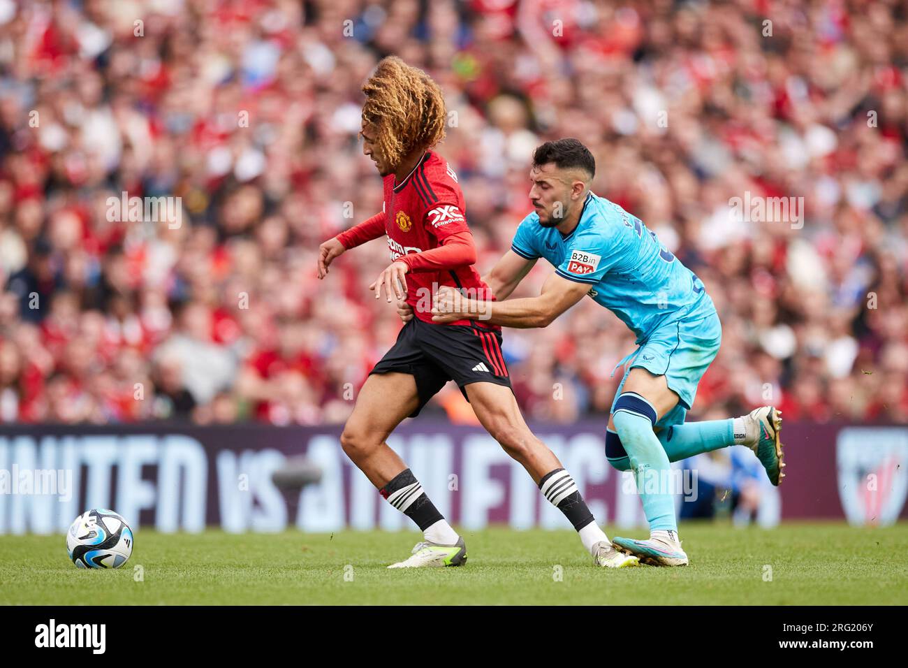 Dublin, Irland, 6. August 2023, Hannibal Mejbri von Manchester United tritt am 6. August 2023 im Aviva Stadium in Dublin, Irland, im Vorsaison-freundlichen Fußballspiel zwischen Manchester United und Athletic Club mit Aitor Paredes vom Athletic Club um den Ball an Stockfoto