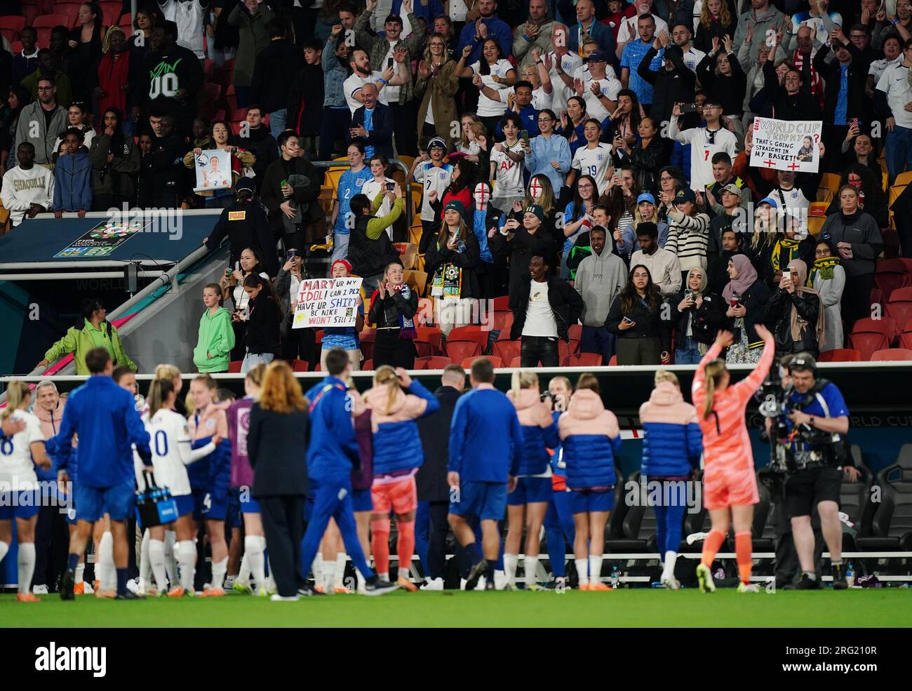 Englische Spieler feiern den Elfmeterschießen vor Fans während des Spiels der FIFA Women's World Cup, Runde 16 im Brisbane Stadium, Australien. Foto: Montag, 7. August 2023. Stockfoto