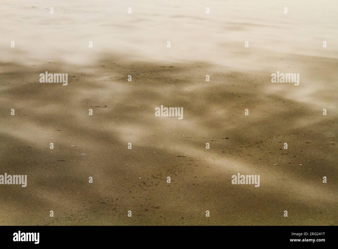 Treibender Sand im Sturm, der über den Strand weht Stockfoto