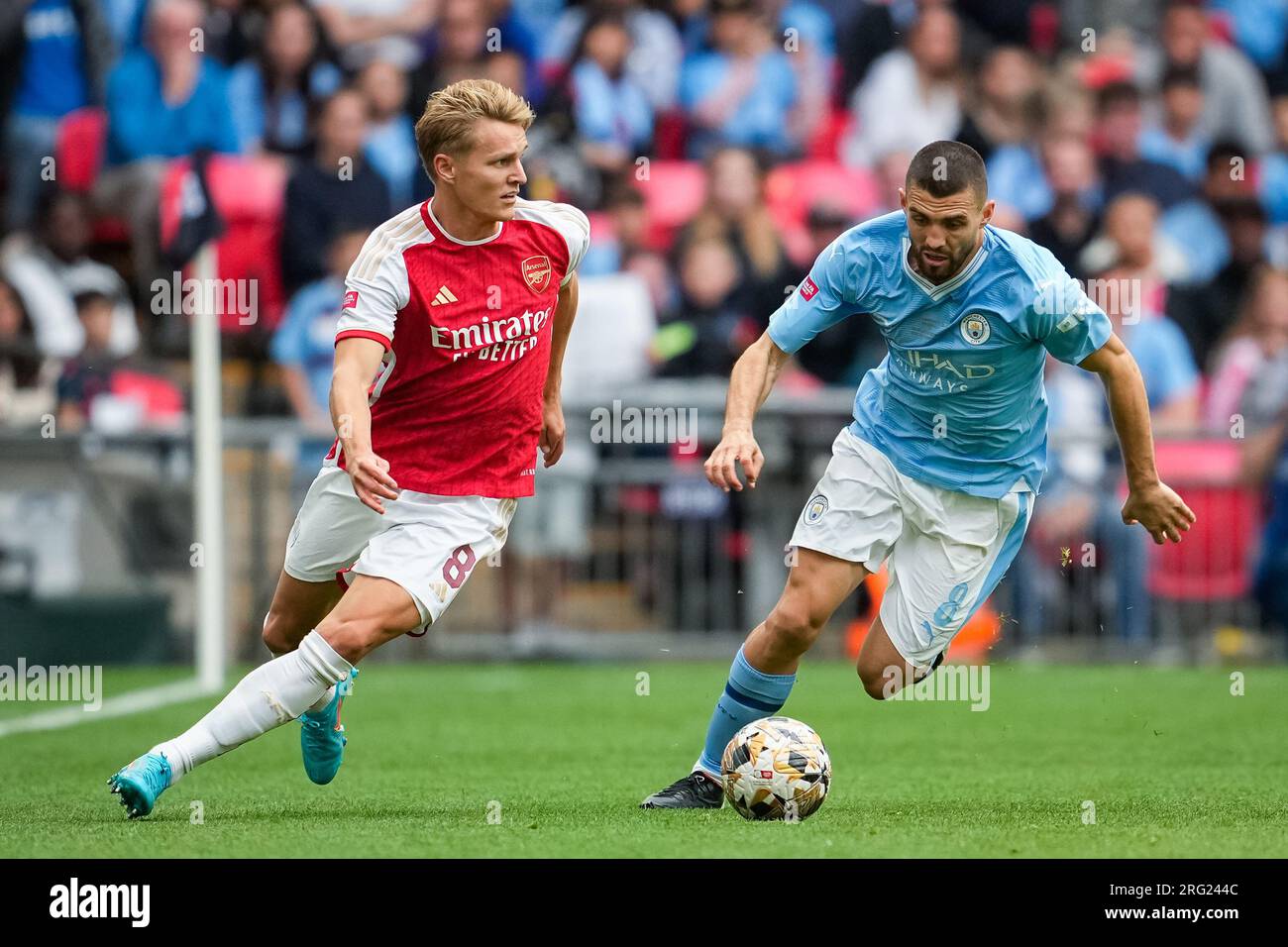 London, England 20230806. Martin Oedegaard von Arsenal und Mateo Kovacic von Manchester City während des Community Shield Fußballspiels zwischen Manchester City und Arsenal im Wembley Stadium. Foto: Beate Oma Dahle/NTB Stockfoto