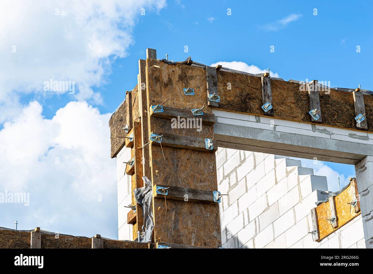 Holzschalung aus Shuttering-Brettern von Giebelwandrand und Flinten. Stockfoto