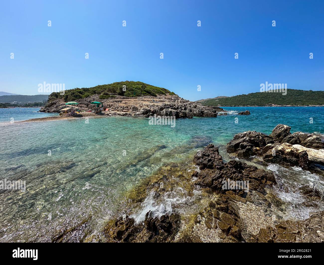 Isole Gemelle di Ksamil in Albanien mit türkisfarbenem Wasser. Ionisches Meer Landschaft der albanischen Insel während des Sommertags. Stockfoto