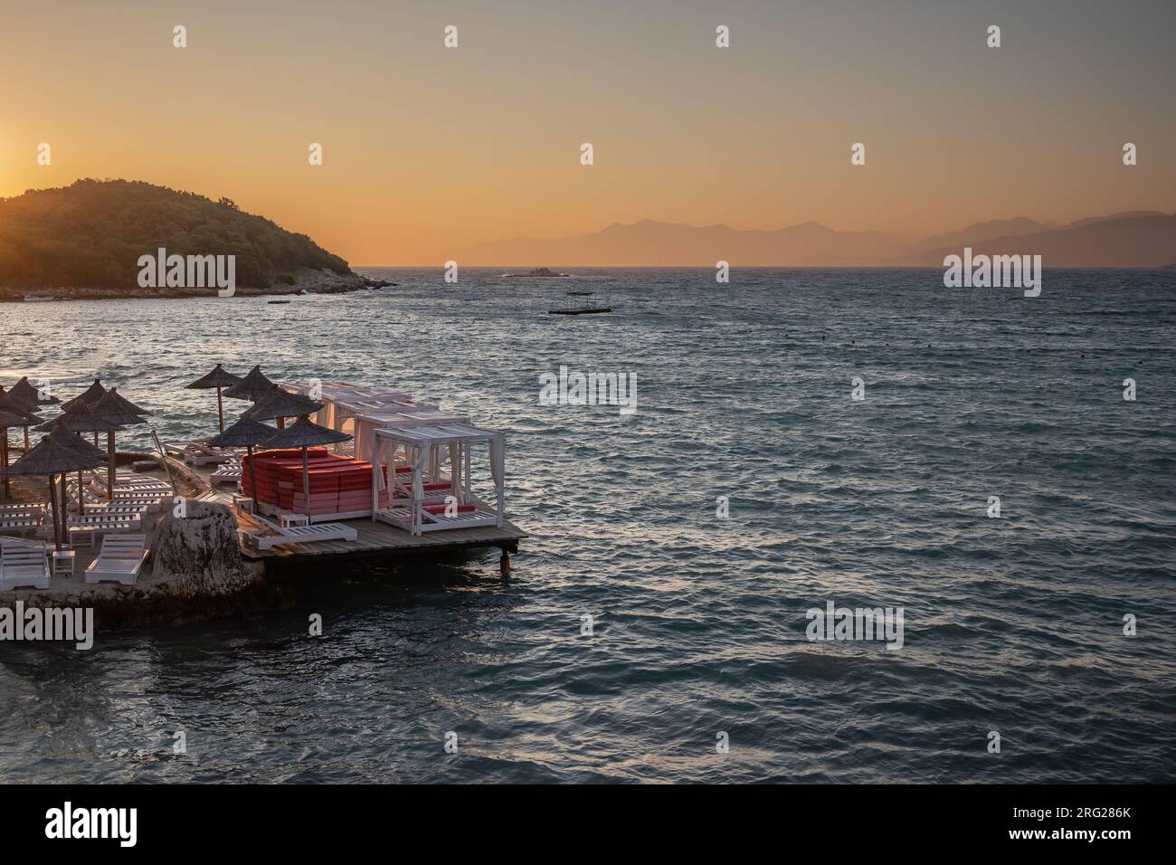 Wunderschöne Landschaft von Ksamil Sunset. Abend mit dem Ionischen Meer in Albanien. Goldene Stunde Natur an der albanischen Riviera. Stockfoto