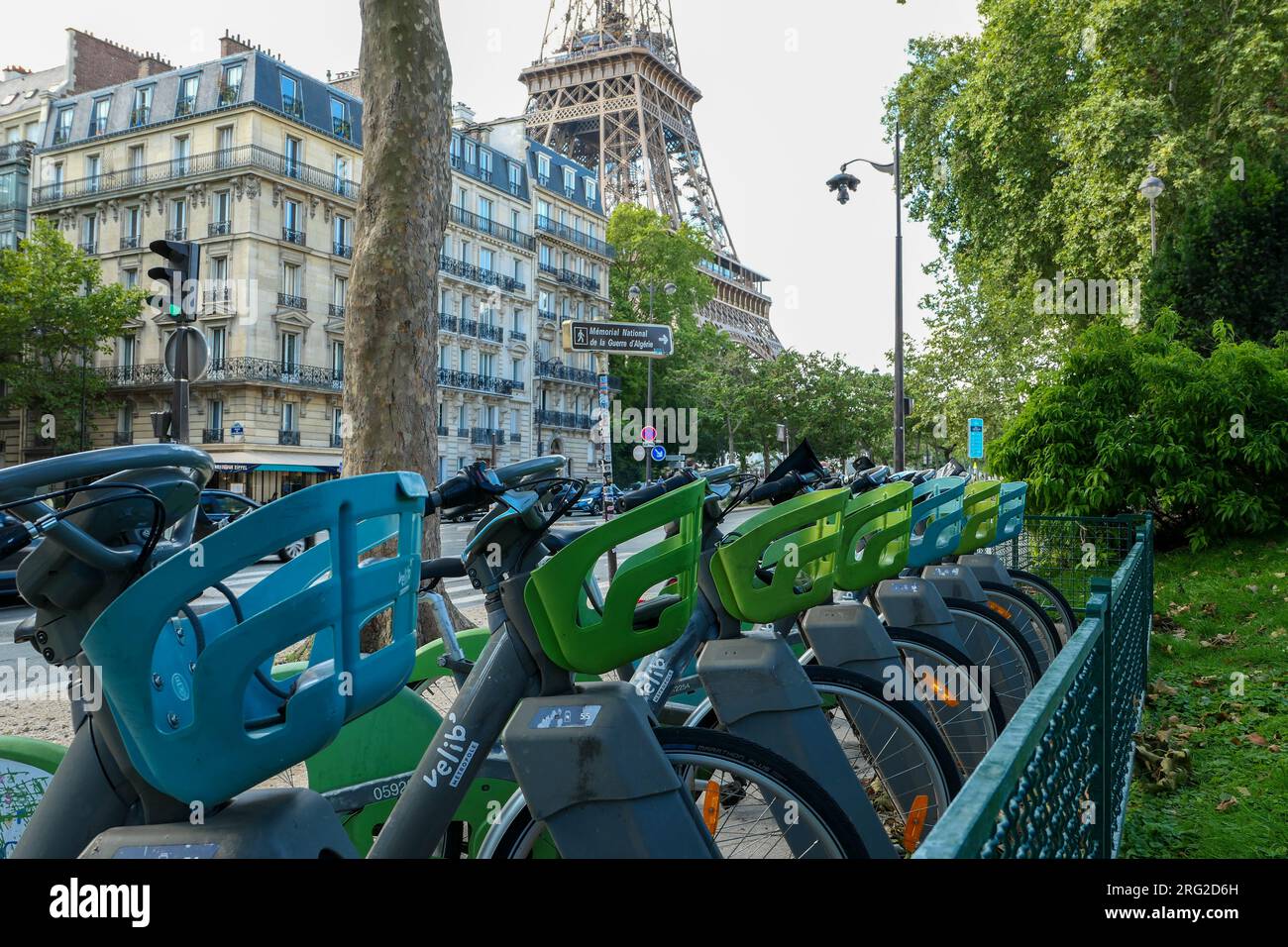 Paris, Frankreich. August 06. 2023. Velib-Station. Eine Reihe von Selbstbedienungs-Elektrofahrrädern können im Quai Jacques Chirac gemietet werden. Stockfoto
