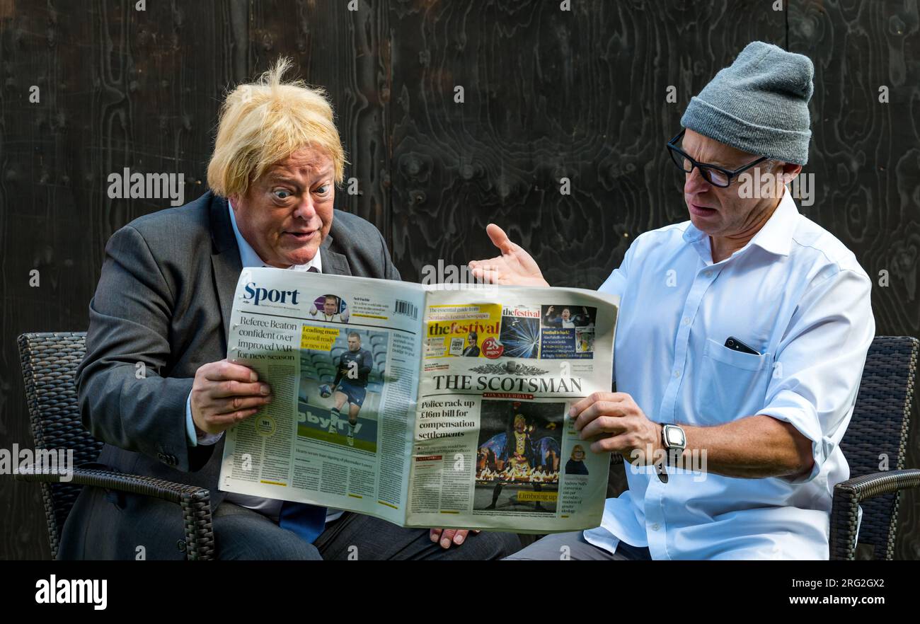 Edinburgh, Schottland, Vereinigtes Königreich, 07. August 2023. DOM the Play beim Edinburgh Festival Fringe: Dom (Chris Porter) und Boris (Tim Hudson) aus der Show über Dominic Cummings und Boris Johnson. Diese politische Satire erzählt die Karriere von Dominic Cummings. Sally Anderson/Alamy Live News Stockfoto