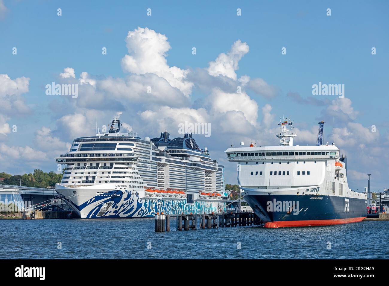Kreuzfahrtschiff MSC Euribia, DFDS-Fähre, Hafen, Kiel, Schleswig-Holstein, Deutschland Stockfoto