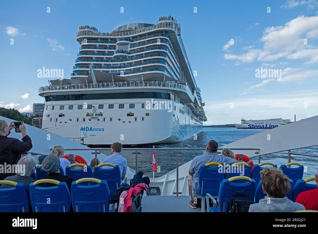 Kreuzfahrtschiff AIDAnova, Passagierfähre, Menschen, Hafen, Kiel, Schleswig-Holstein, Deutschland Stockfoto