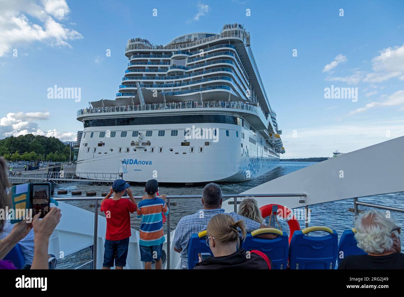 Kreuzfahrtschiff AIDAnova, Passagierfähre, Menschen, Hafen, Kiel, Schleswig-Holstein, Deutschland Stockfoto
