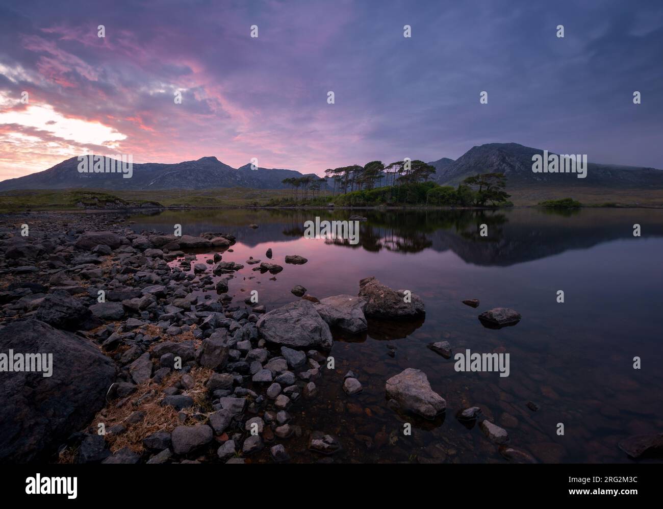 Landschaft. Berge des Connemara National Park vom Derrylare lough bei Sonnenuntergang. Galway. Irland Stockfoto