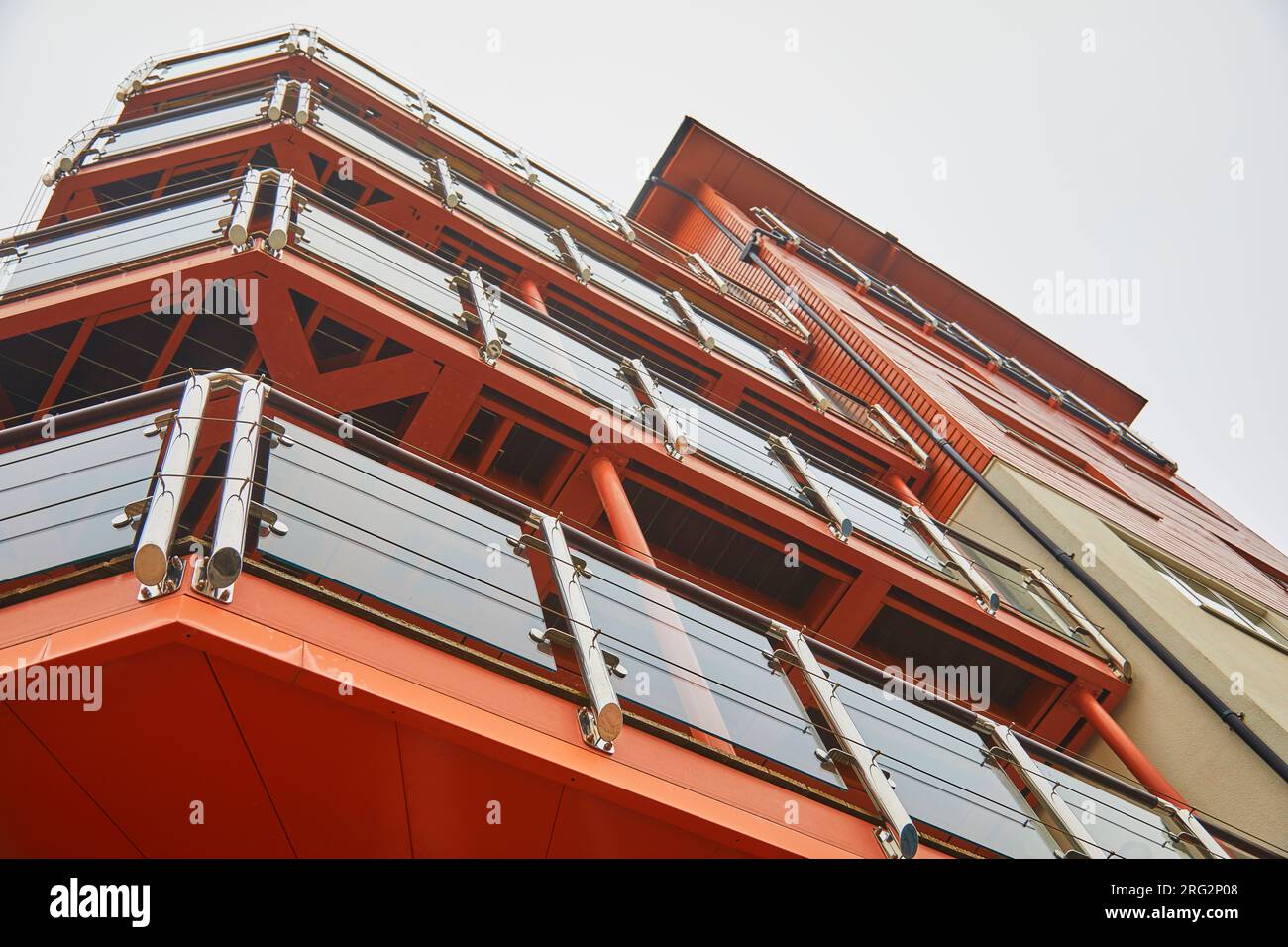 Ein farbenfrohes, modernes Apartmenthaus neben dem Yachthafen von Exmouth, an der Südküste von Devon, Großbritannien. Stockfoto