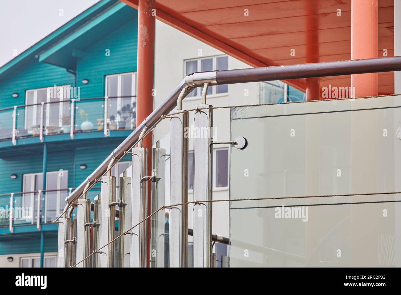 Ein farbenfrohes, modernes Apartmenthaus neben dem Yachthafen von Exmouth, an der Südküste von Devon, Großbritannien. Stockfoto