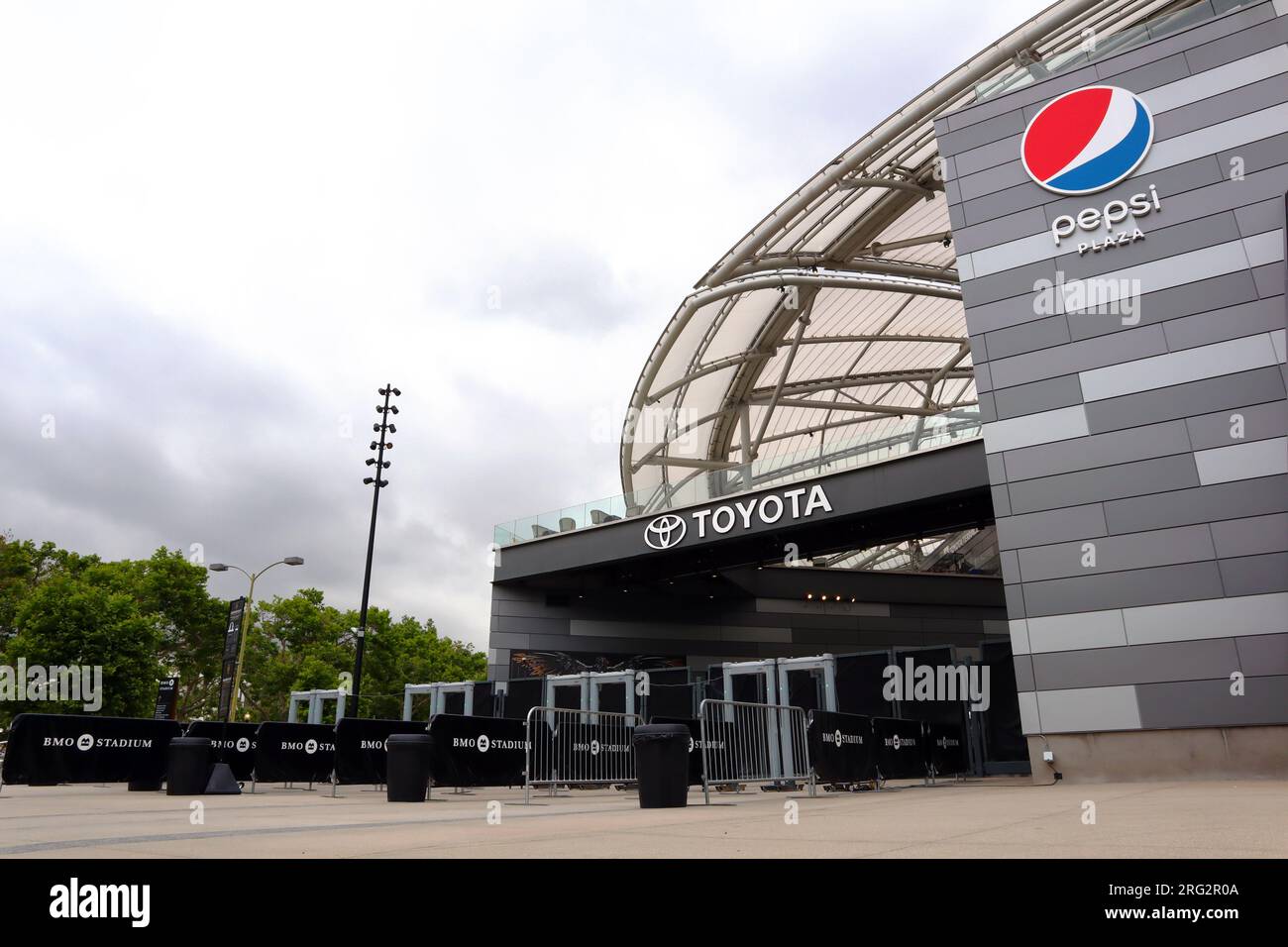 Los Angeles, Kalifornien: BMO Stadium, Heimstadion des Los Angeles Football Club der Major League Soccer, Pepsi Plaza und Toyota Gate Stockfoto