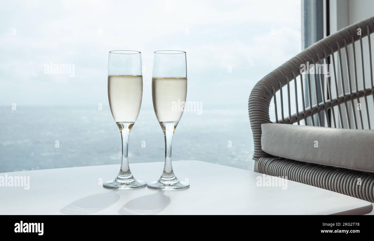 Zwei Gläser Champagner auf dem Tisch der Kreuzfahrtschiff-Suite. Stockfoto