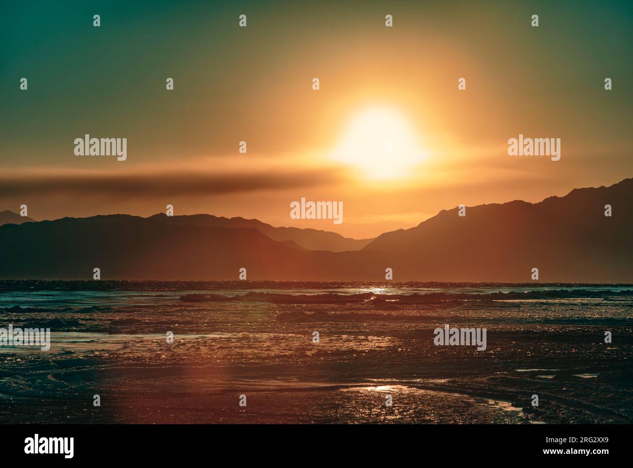 See bei kaltem Winterwetter, Sonnenuntergang, Kirgisistan, Issyk-Kul Stockfoto