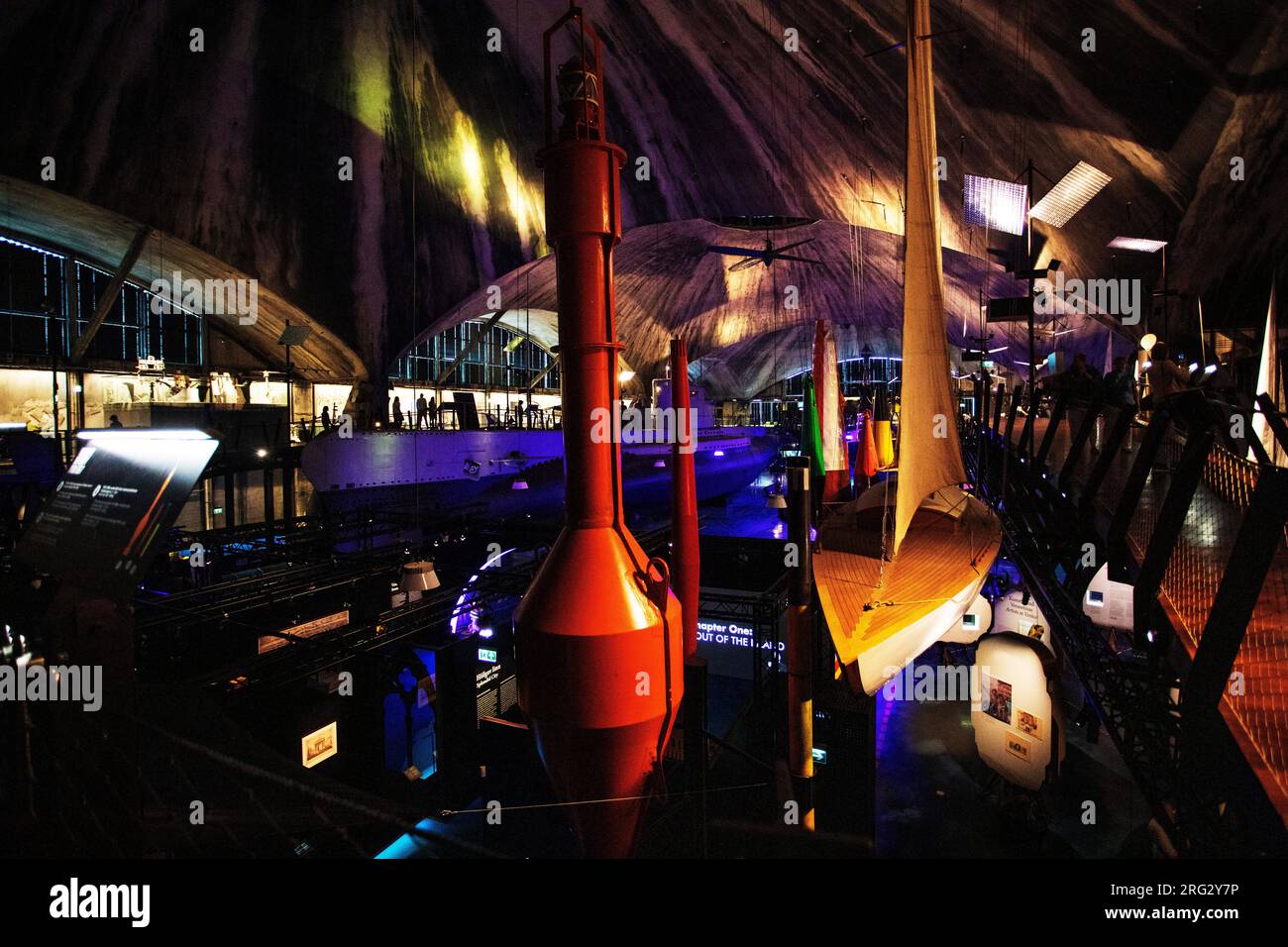 Modernes Innendesign mit blauer Beleuchtung Stockfoto