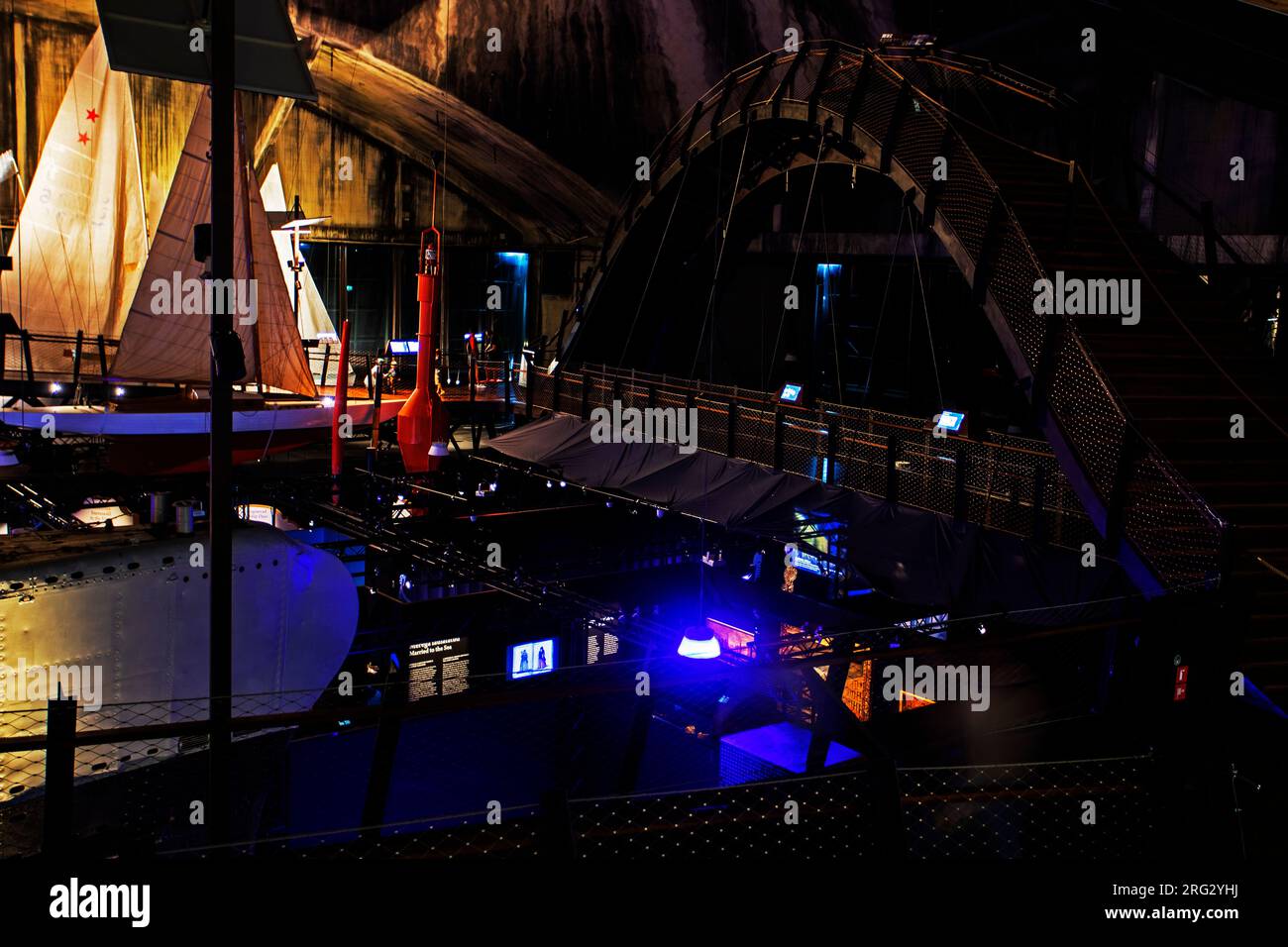 Stilvolles, modernes Innendesign mit gedämpfter blauer Beleuchtung und Treppen Stockfoto