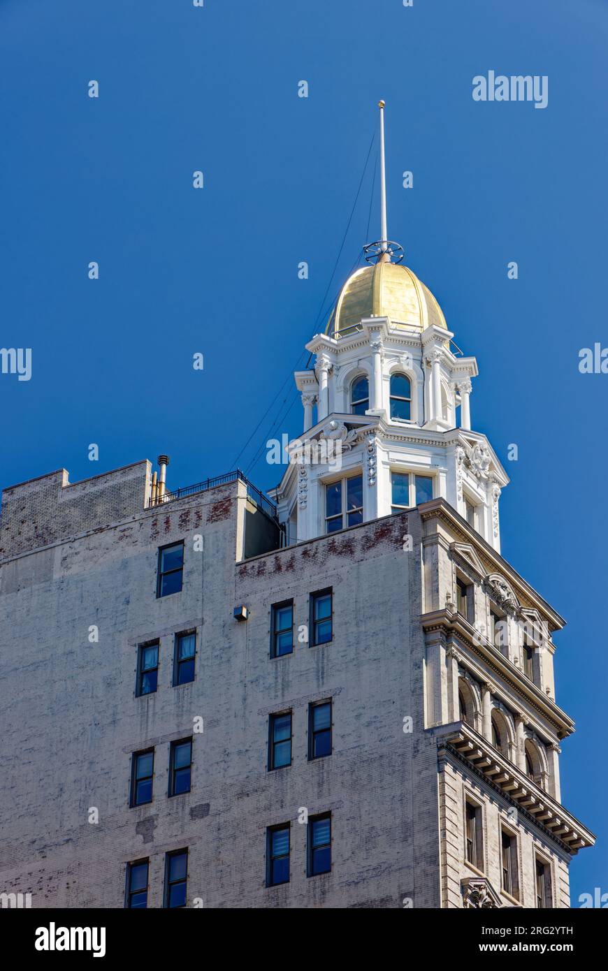 Historischer Bezirk Ladies' Mile: Sohmer Building, 170 Fifth Avenue, ehemaliger Klavierkonzern mit Ausstellungsraum und Büros, sind jetzt Apartments mit goldenen Kuppeln. Stockfoto