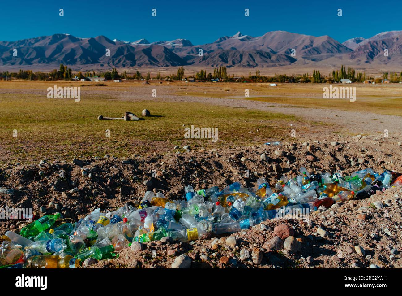 Kunststoffabfalldeponie in Kirgisistan, Umweltkatastrophenkonzept Stockfoto