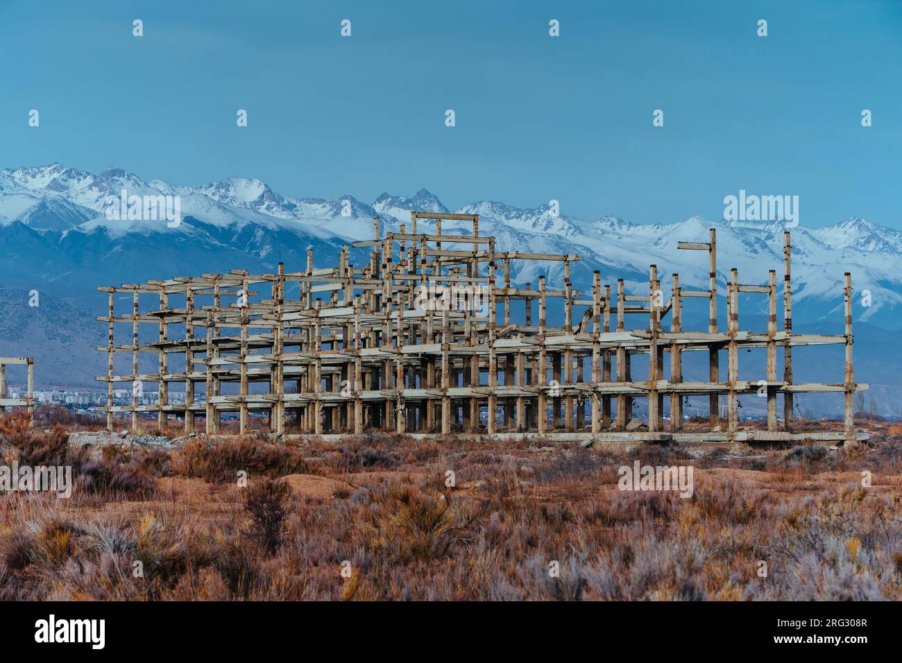 Verlassenes Betongebäude im Hintergrund der Berge Stockfoto