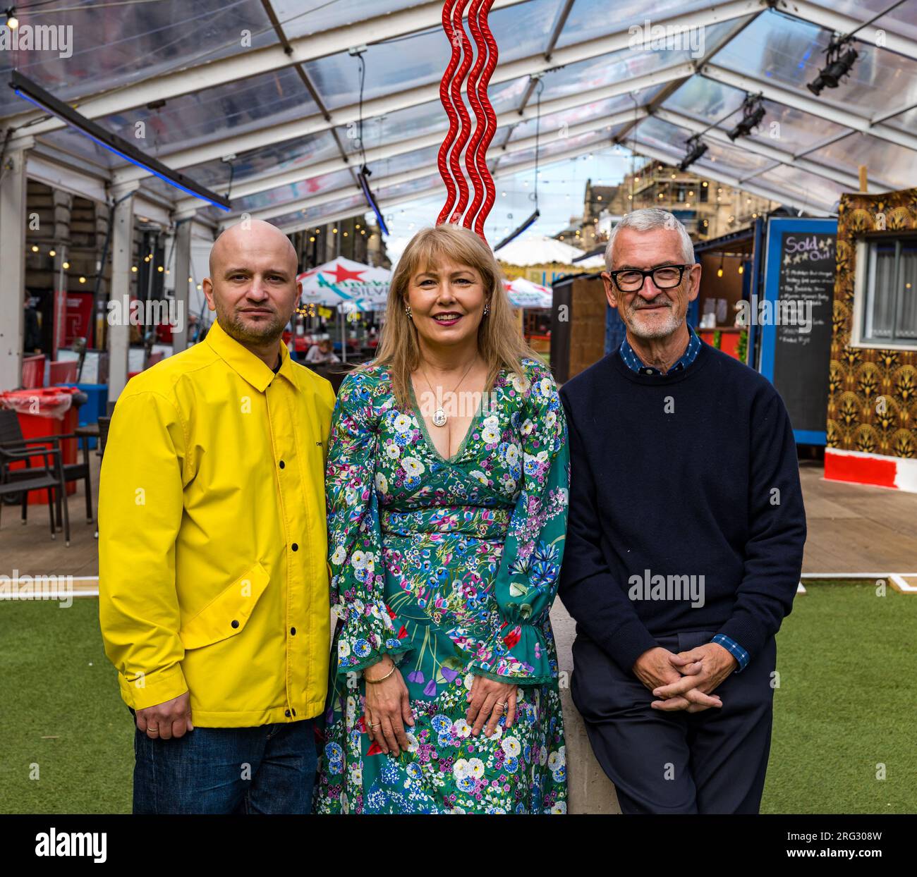 George Street, Edinburgh, Schottland, Vereinigtes Königreich, 07. August 2023. Die rechte Hand Gottes Skulptur beim Edinburgh Festival Fringe: Kostya Benkovich enthüllt seine 4 Meter hohe Skulptur vor den Versammlungsräumen. Der Bildhauer ist ein in Russland geborener internationaler Aktivist, dessen Installationen Ausdruck des Widerstands gegen diktatorische Macht sind. Abbildung: Der Bildhauer mit seiner Skulptur, William Burdett-Coutts (Versammlungsleiter) und Lesley Marion Cameron (Abgeordneter Lord Provost Edinburgh City Council). Kredit: Sally Anderson/Alamy Live News Stockfoto