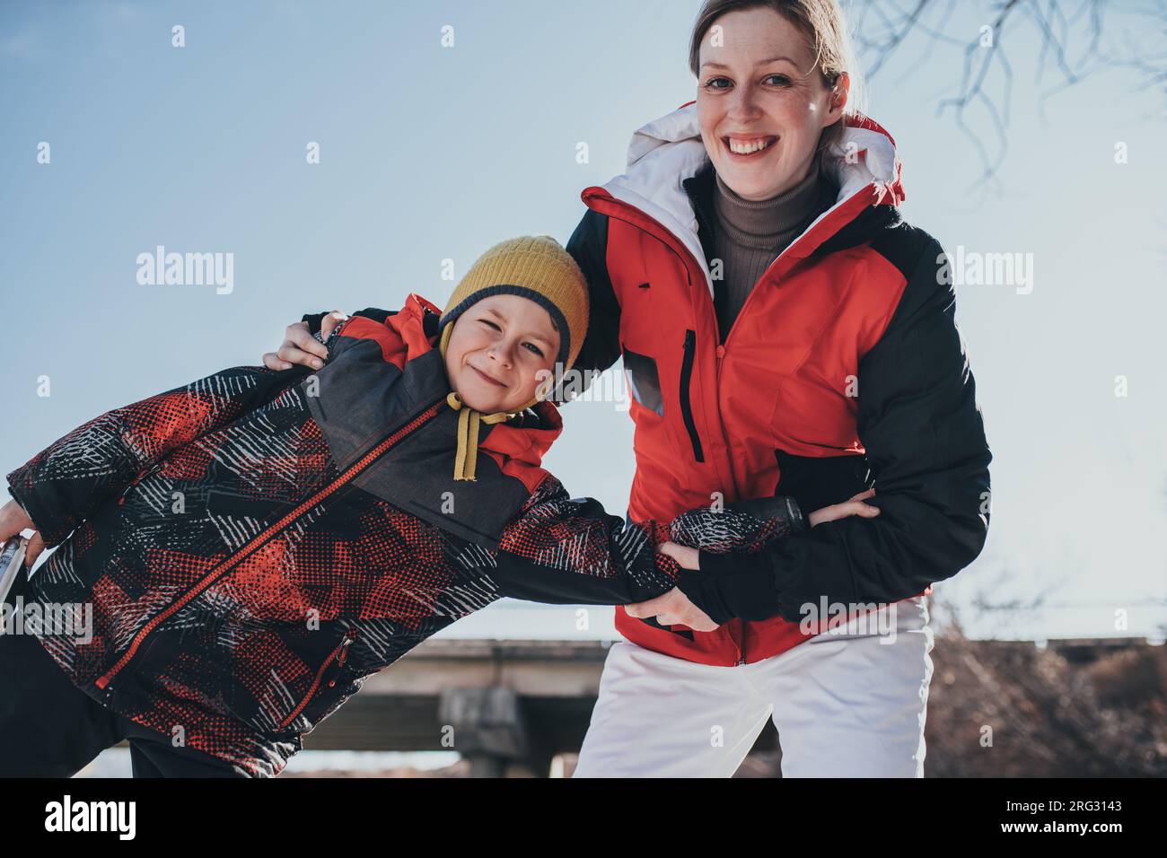 Glückliche Mutter und Sohn, die im Winter Spaß an der frischen Luft haben Stockfoto