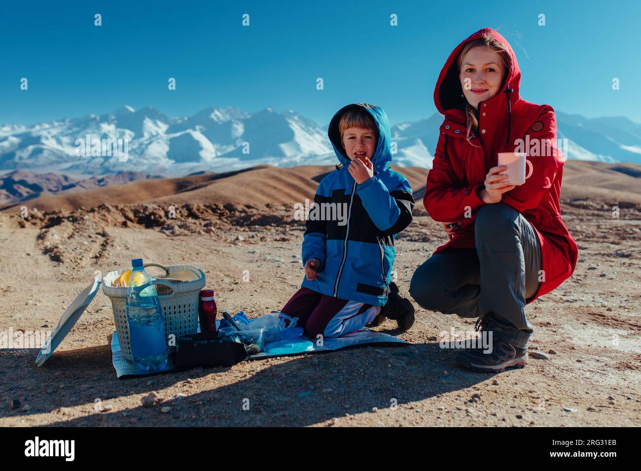 Mutter und Sohn bei einem Picknick in den Bergen Stockfoto
