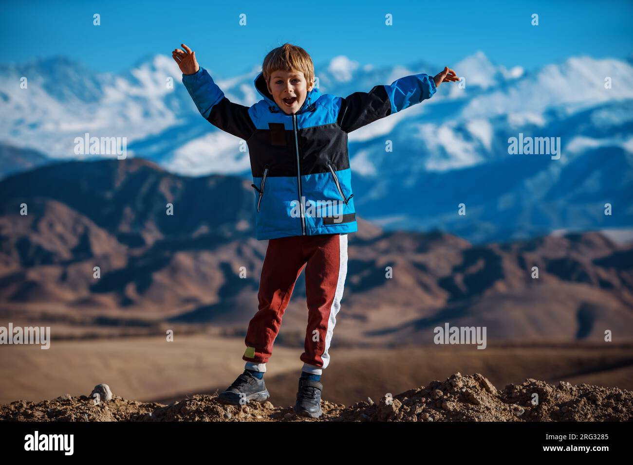 Glücklicher Junge im Herbst auf Bergkulisse Stockfoto