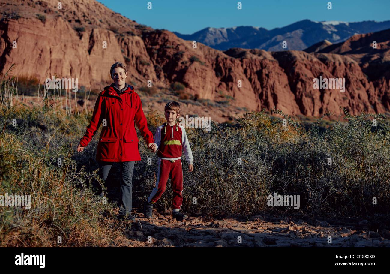 Mutter und Sohn wandern im Herbst auf Bergkulisse Stockfoto