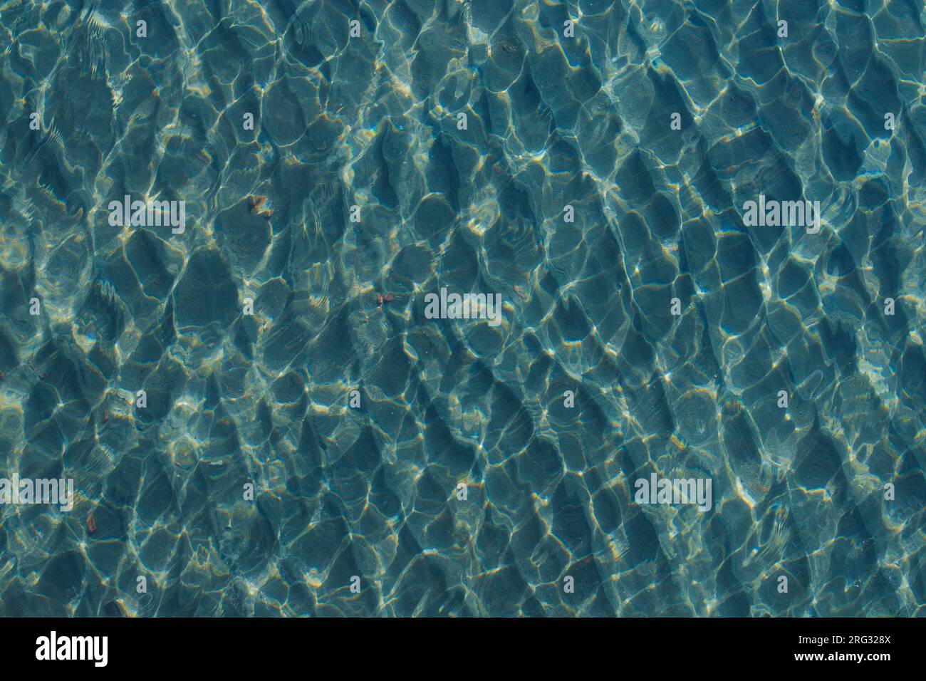 Oberfläche von sauberem Meerwasser mit Wellen Stockfoto