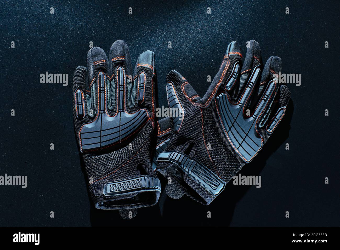 Schutzhandschuhe auf schwarzem Hintergrund Stockfoto