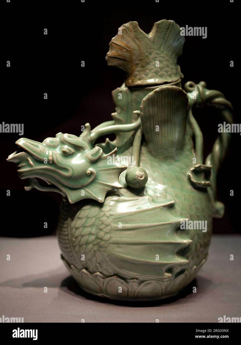 Pichet en forme de Dragon aquatique. Celadon, 12e Siecle, Periode Goryeo (Koryo) (Coree). Tresor National Nummer 61. Musee National de Coree, Seoul (Coree du Sud). Stockfoto