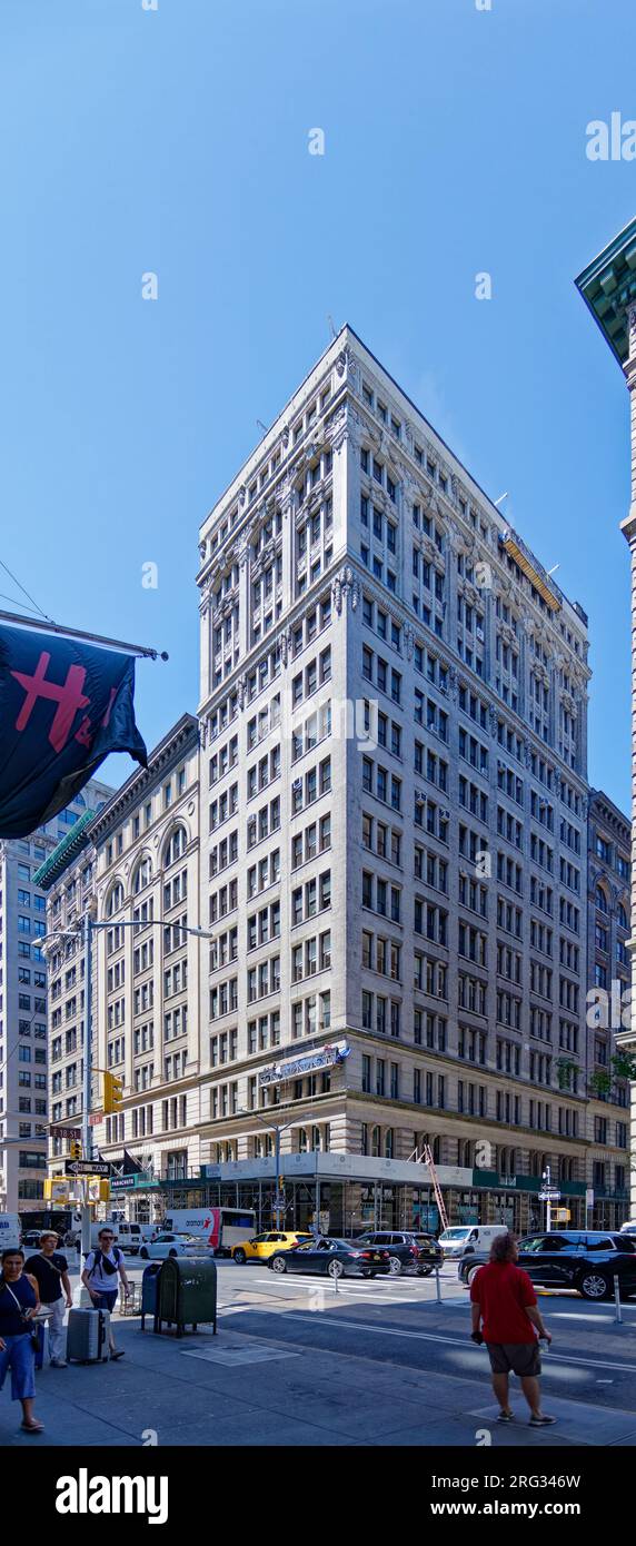 Ladys' Mile Historic District: 126 Fifth Avenue ist ein Bürogebäude im Beaux-Arts-Stil aus Ziegeln, Steinen und Terracotta, das 1906 als Lofts erbaut wurde. Stockfoto