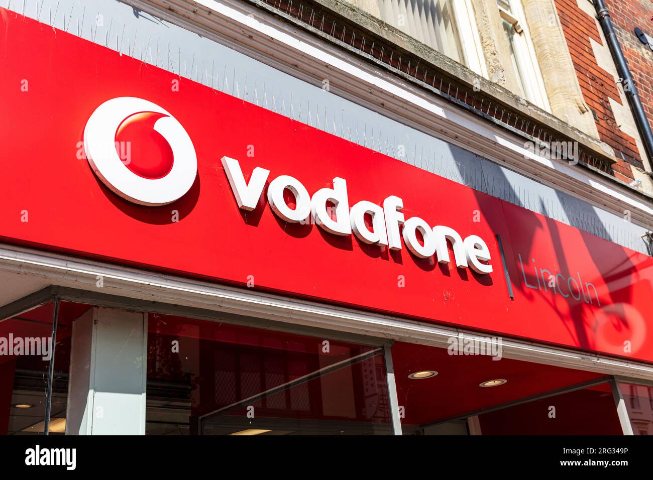 Vodafone, Lincoln City, Lincolnshire, Großbritannien, England, Vodafone-Schild, Vodafone-Shop, Vodafone-Logo, vodafone High Street, Handy-Shop, Vodafone-Laden Stockfoto