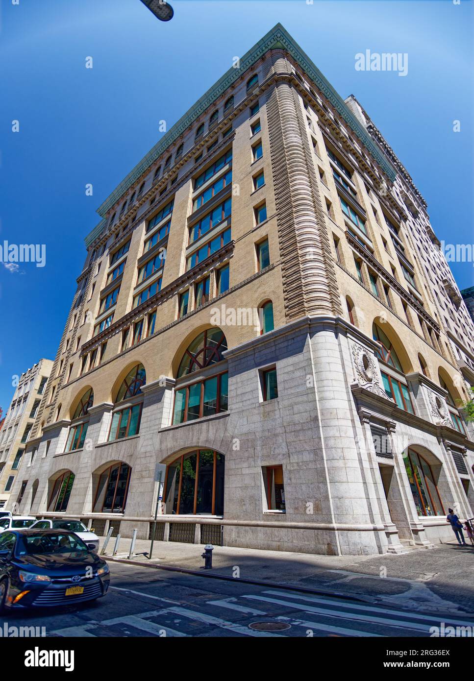 Ladys' Mile Historic District: Richter (Magazine) Building, 110 Fifth Ave., ein ehemaliges Druck-/Verlagsgebäude, heute Büros über Einzelhandelsgeschäfte auf Straßenebene. Stockfoto