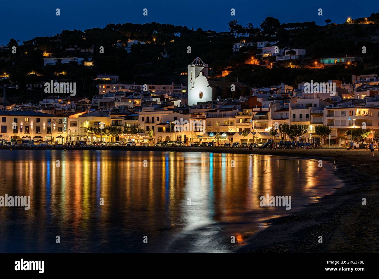 Hafen und Strand von Port de la Selva, beleuchtet bei Nacht in der blauen Stunde (Alt Empordà, Girona, Katalonien, Spanien) ESP: Puerto del Port de la Selva Stockfoto