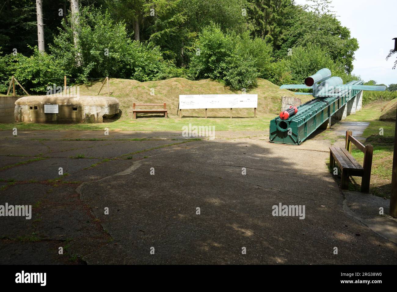 Nachbildung der V1-Rakete auf der Startrampe am V1-Startplatz Val Ygot d'Ardouval. Stockfoto