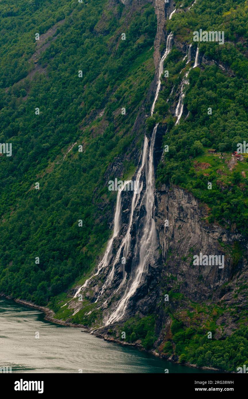 Die Seven Sisters Wasserfälle stürzen sich über schroffe Klippen in den Geirangerfjord. Geirangerfjord, Norwegen. Stockfoto