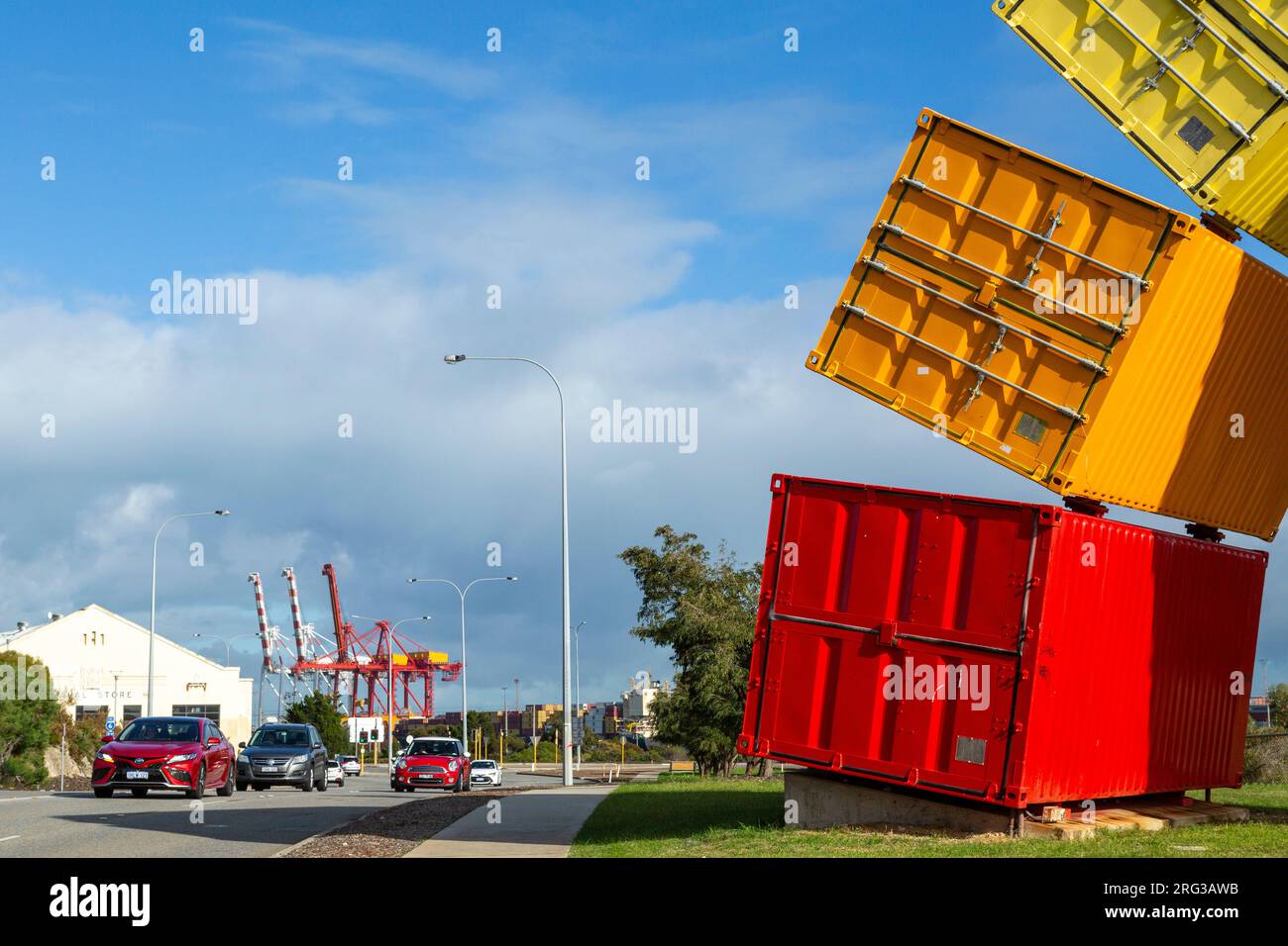 Containbow - eine Skulptureninstallation von Marcus Canning, einer Schiffsskulptur mit Regenbogen. Stockfoto