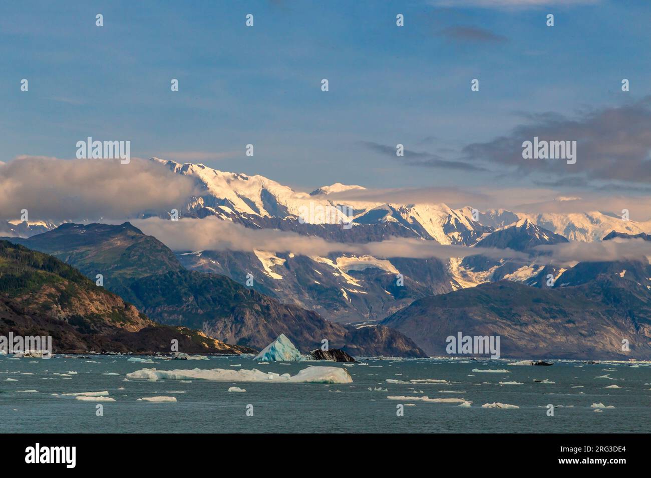 Die Chugach Mountains wurden von Dischantment Bay, Alaska, beobachtet Stockfoto